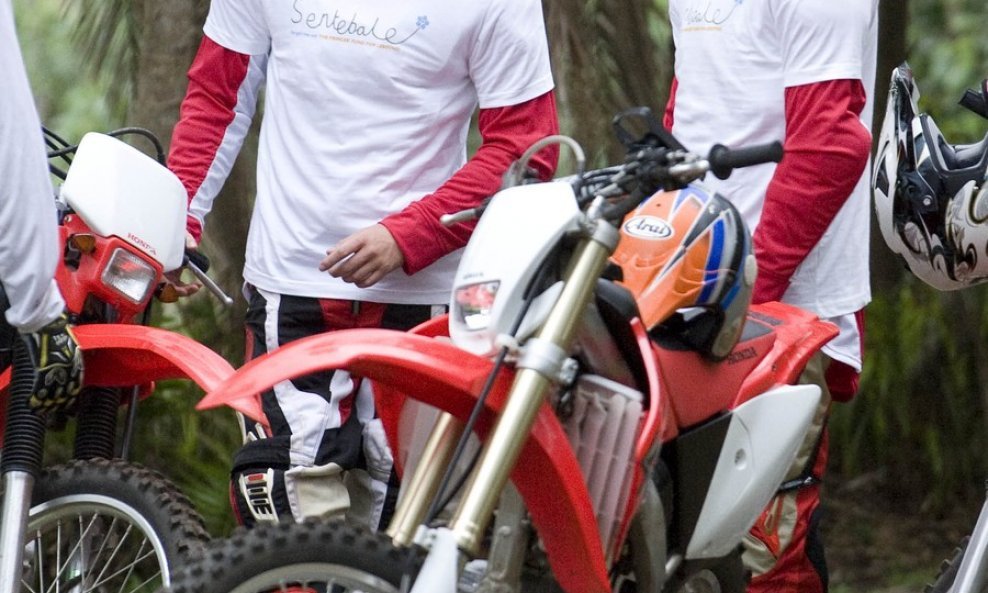 Princ William i princ Harry na humanitarnoj vožnji motociklima u Africi 2008.