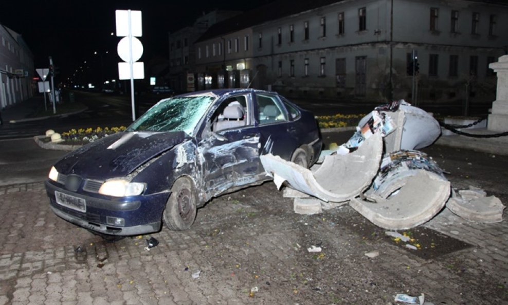 Uništeni automobil na mjestu nesreće