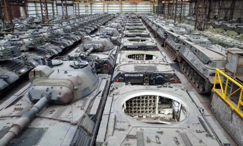 Tenkovi Leopard u hangaru