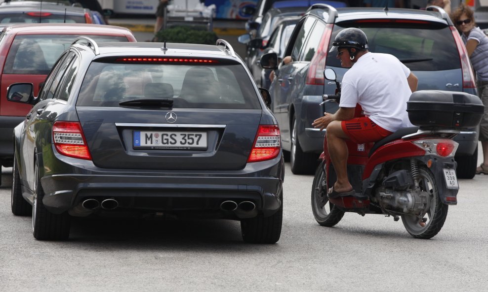 ilegalni iznajmljivači skuteraši makarska