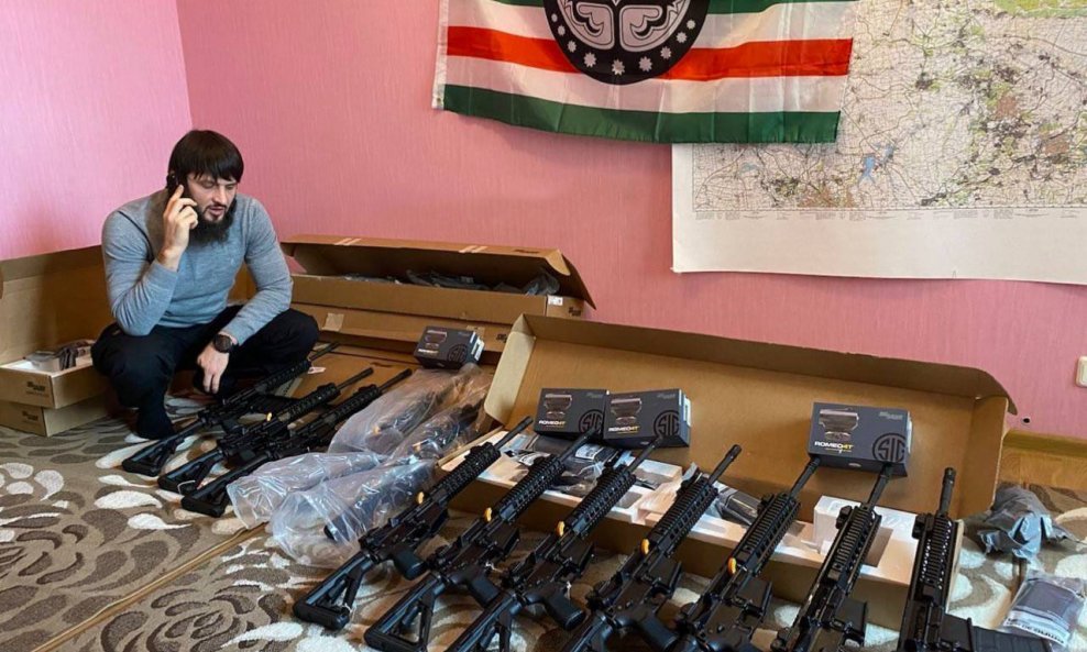 Abdul Hakim nadgleda puške iz donacije