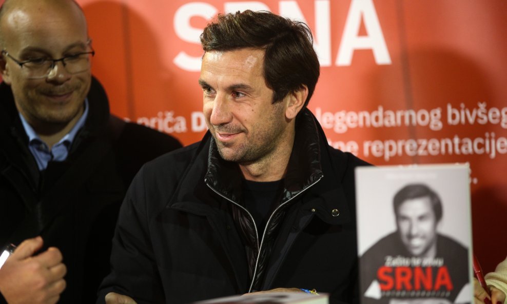 Darijo Srna s autobiografijom 'Srna', koju je napisala Milana Vlaović