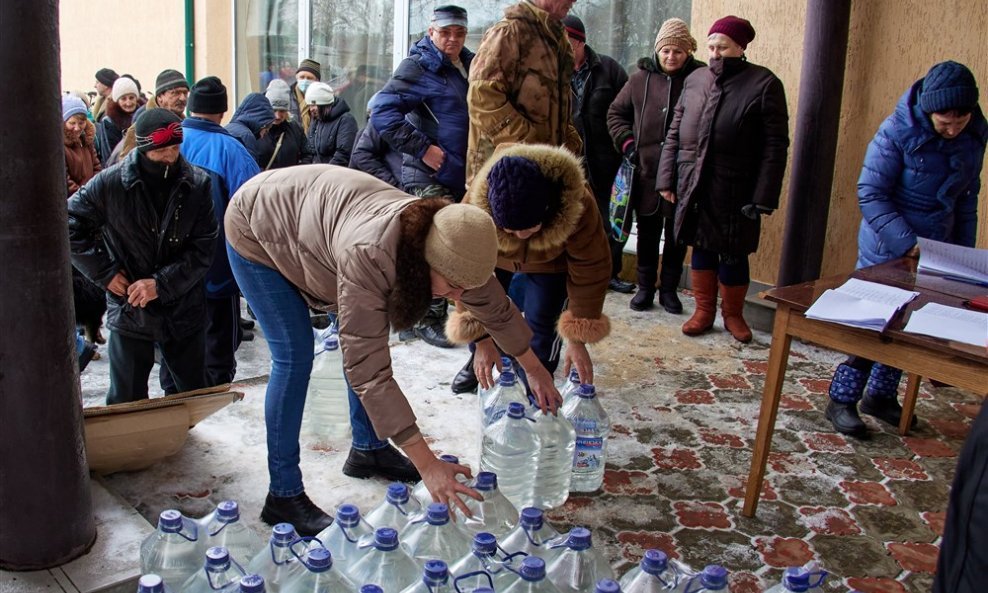 Istočna Ukrajina, blizina Donecka, podjela vode iz humanitarne pomoći
