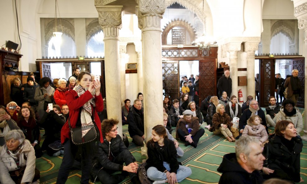 Građani u posjetu pariškoj Velikoj džamiji