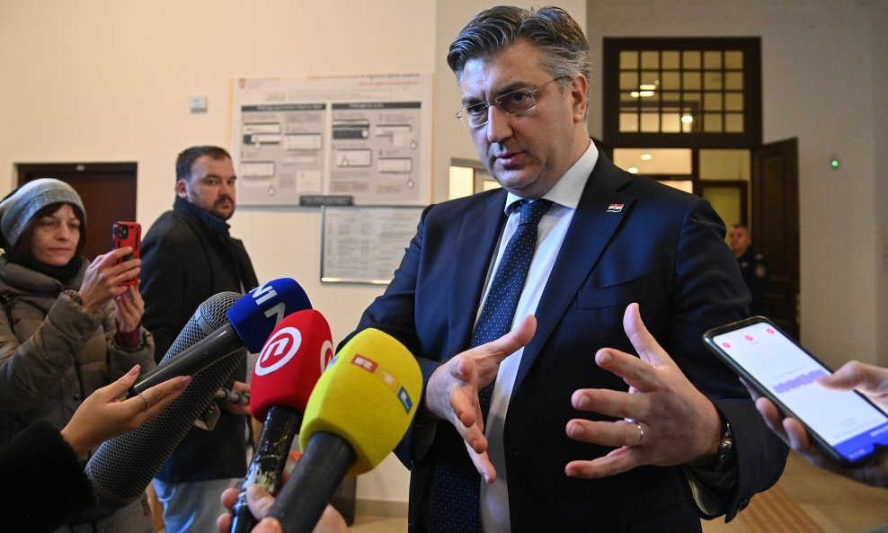 Plenković daje izjavu medijima nakon suđenja