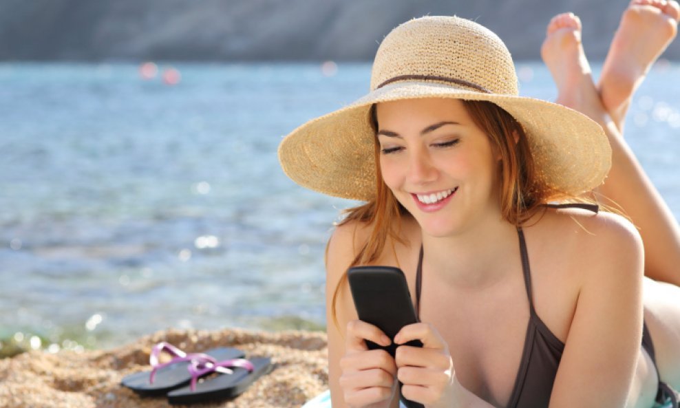 žena djevojka mobitel pametni telefon smartphone plaža ljeto turizam