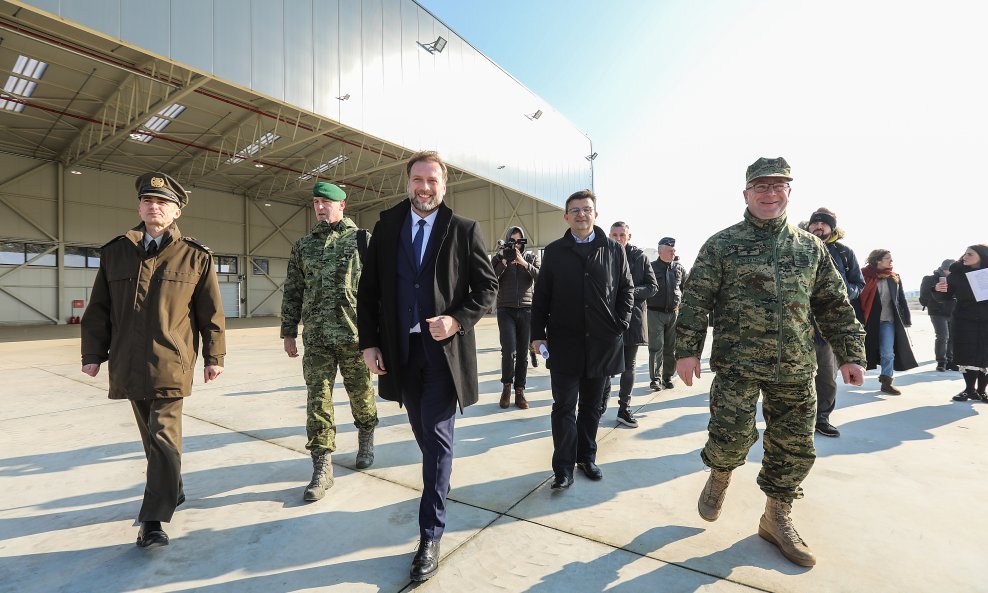 Mario Banožić u obilasku izgradnje hangara za helikoptere Black Hawk