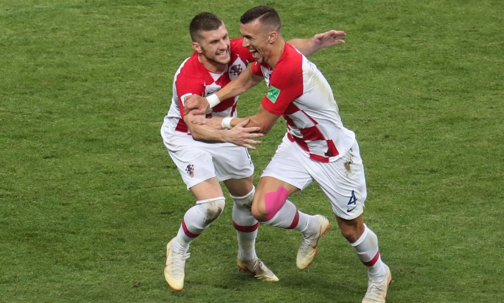 Bruno Rebić i Ivan Perišić  slave Perišićev gol u finalu Svjetskog prvenstva 2018. u Rusiji protiv Francuske