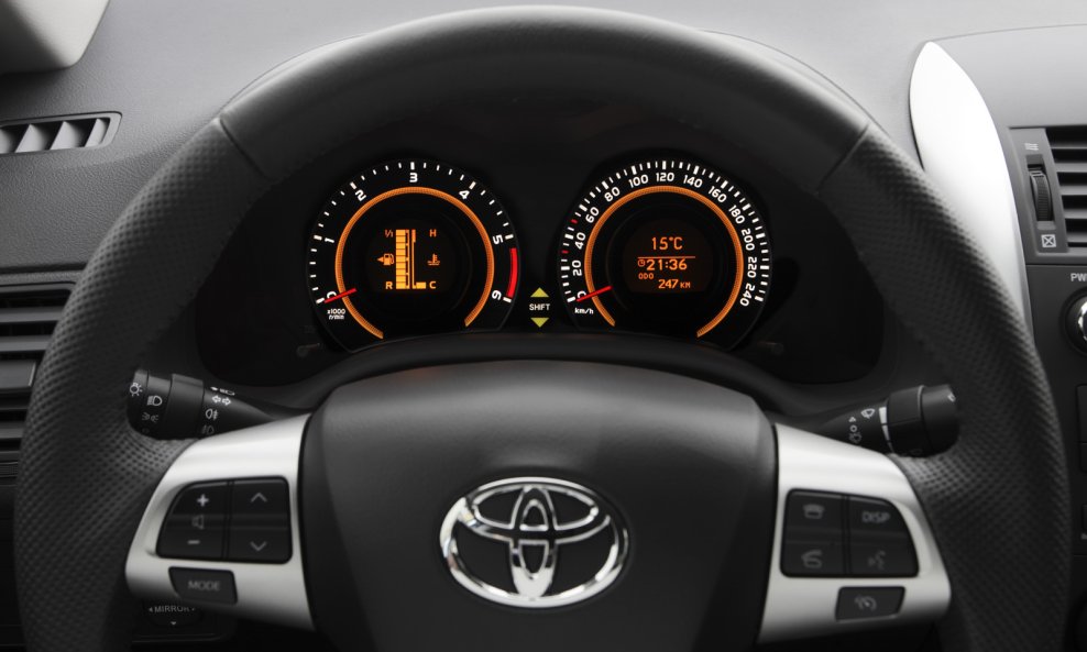 2010-Toyota-Corolla-Sedan-41