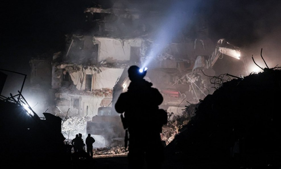 Potraga za preživjelima ispod ruševina u turskom gradu Hatayu