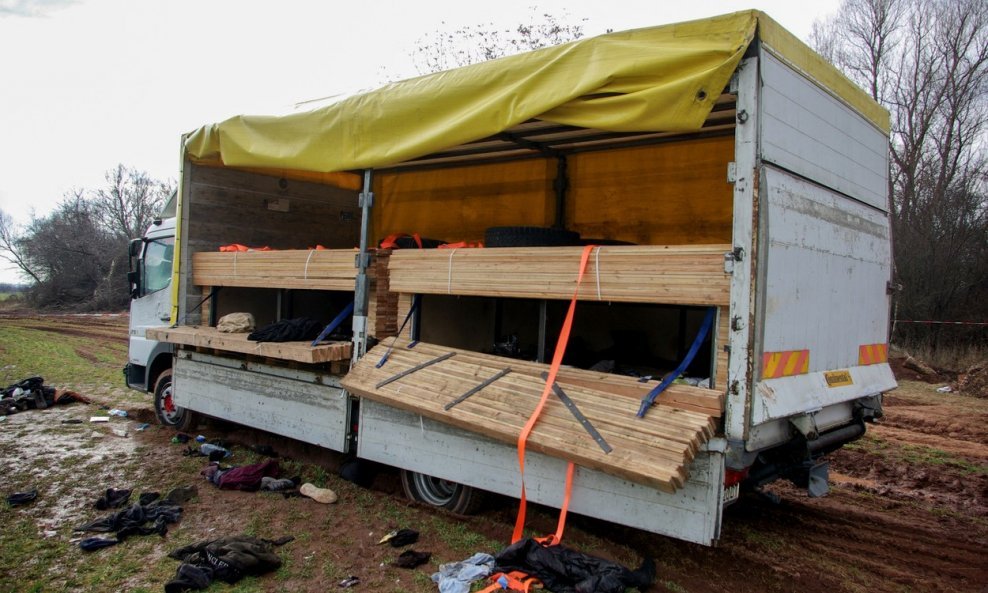 Napušteni kamion u kojem su pronađeni migranti
