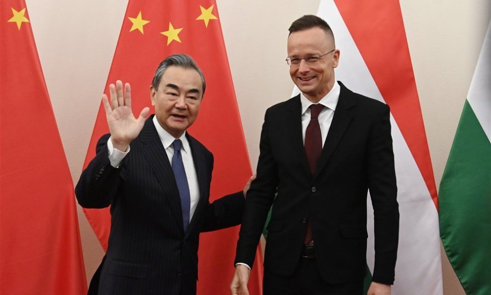 Wang Yi i mađarski kolega Peter Szijjarto na suretu u Budimpešti