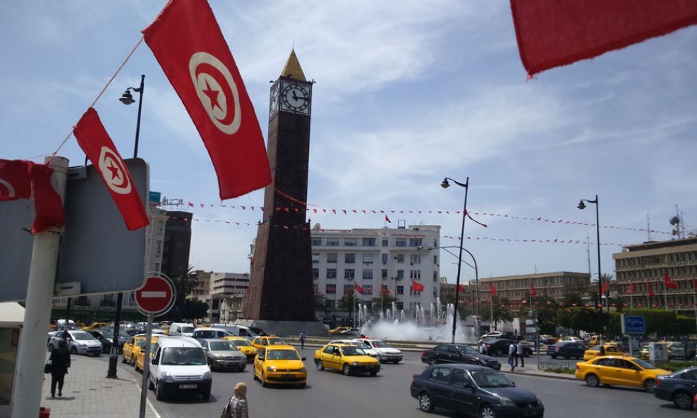 (1) središnji gradski trg Tunisa