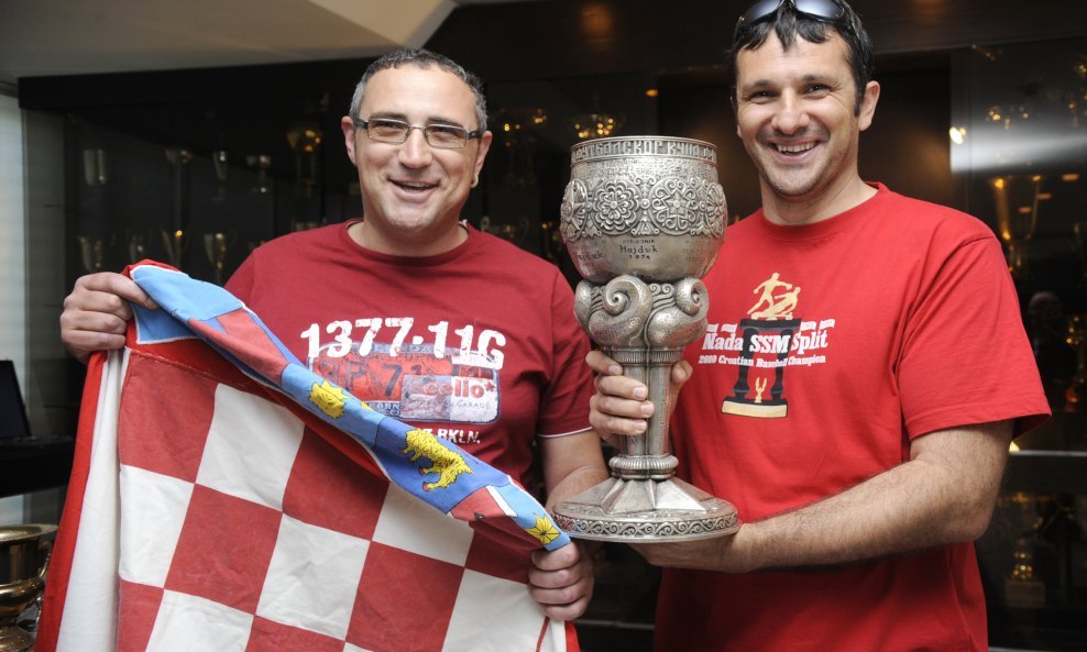 Torcida zastava sa stadiona jna