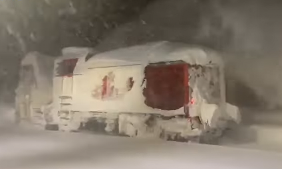 Putnički vlak HŽ-a jedva se probijao kroz snježnu mećavu
