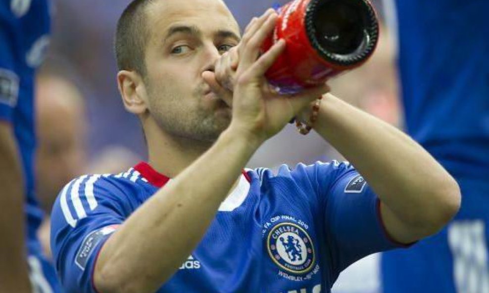 Joe Cole , pije šampanjac Chelsea