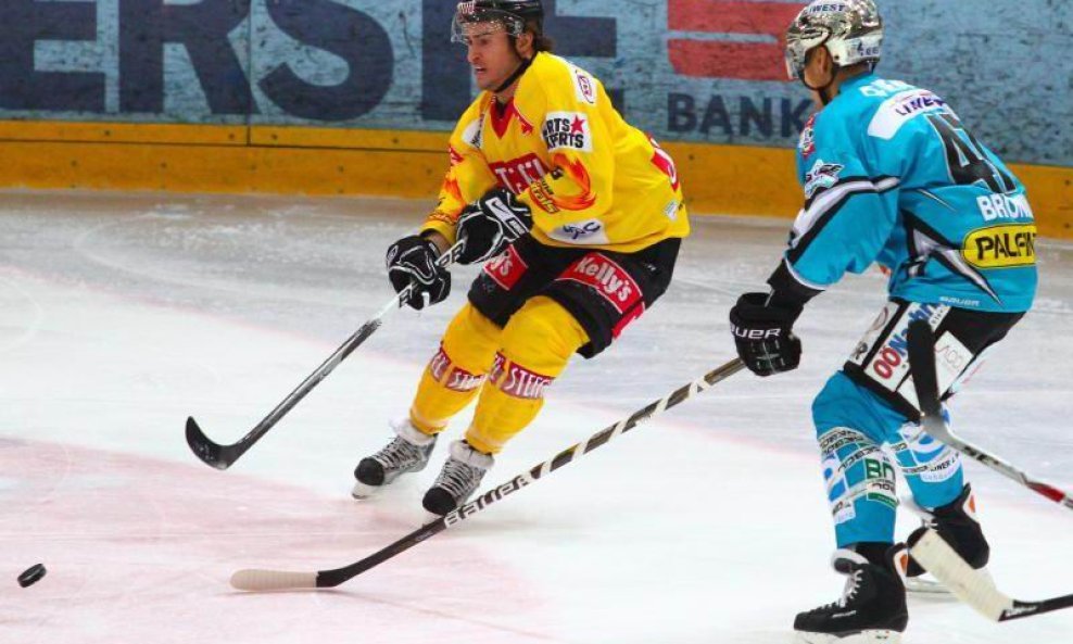 Rafael Rotter (Vienna Capitals) i Rich Bronilla (Linz)