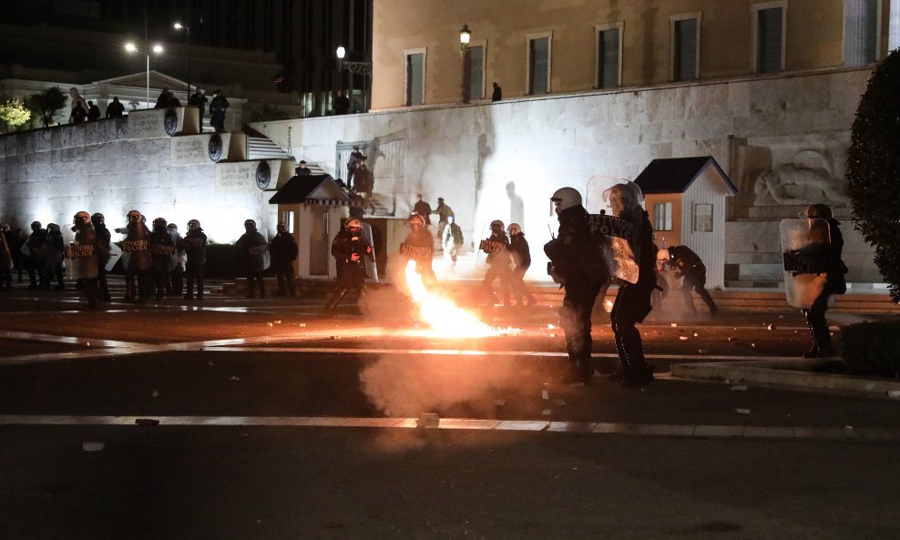 Prosvjedi u Ateni ne prestaju ni danju ni noću