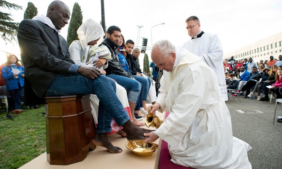Papa pere noge izbjeglicama