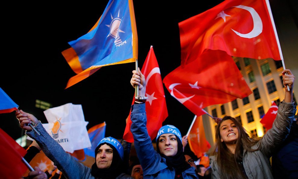 Slavlje Erdoganovih pristaša nakon izbora u Turskoj (11)