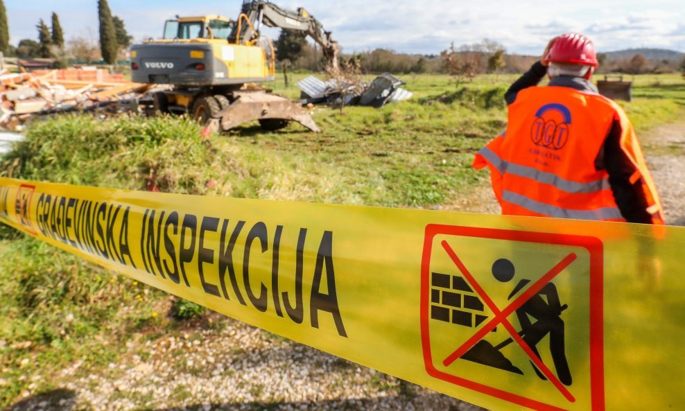 Počelo rušenje nezakonito izgrađenih objekata u Rovinju