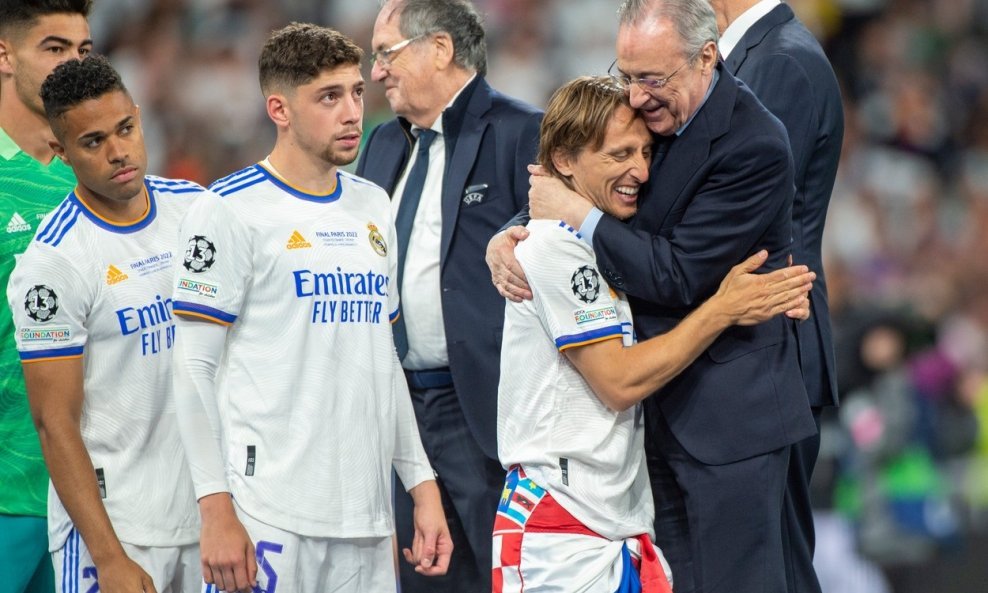 U zagrljaju Florentino Perez i Luka Modrić