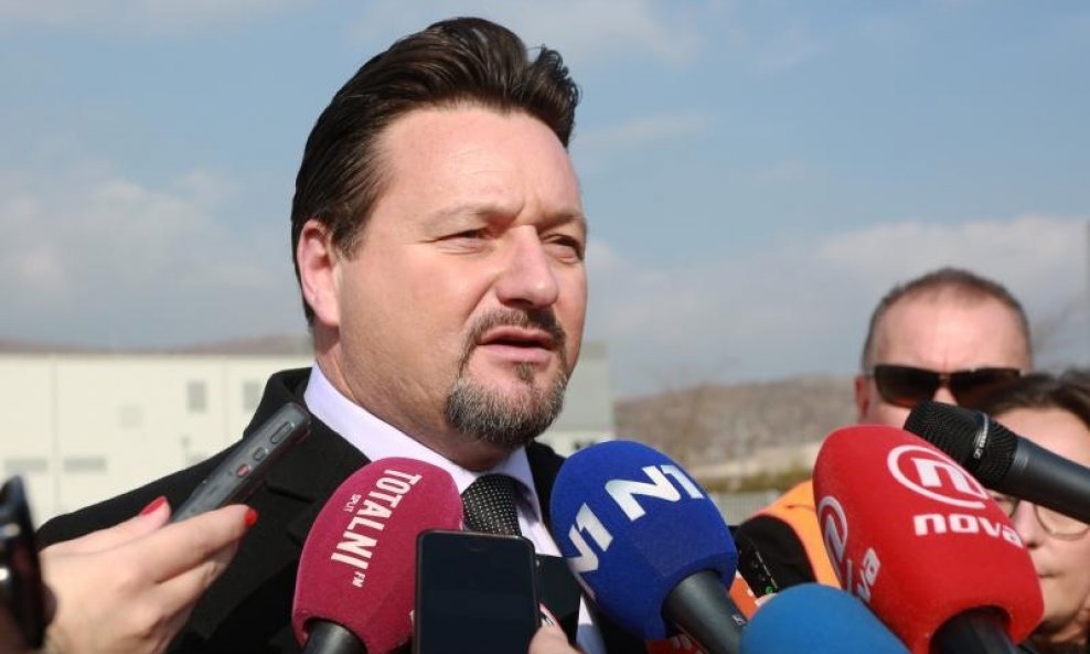 Ministar uprave Lovro Kuščević ocijenio kako je premještanje spomen ploče poginulim HOS-ovcima dobro rješenje