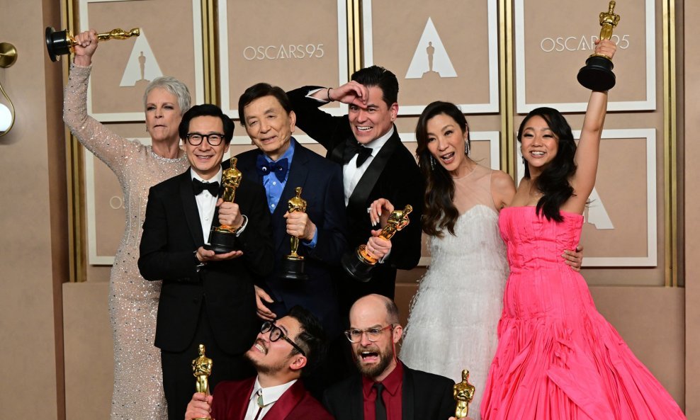 Ekipa filma 'Sve u isto vrijeme' s osvojenim Oscarima
