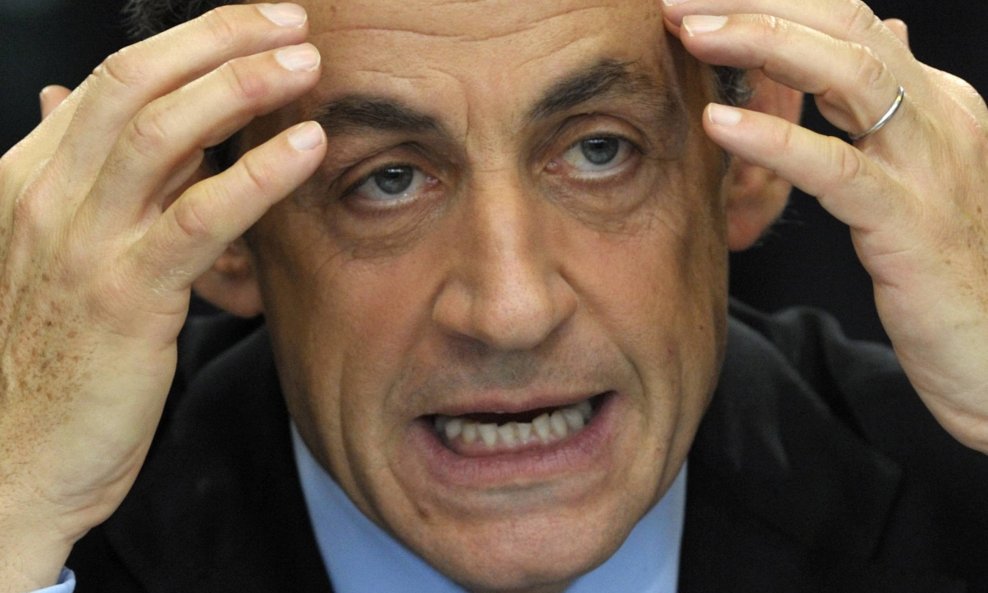 nicolas sarkozy ruke na čelu