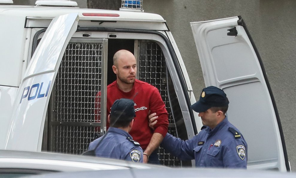 Policija odvodi Jurja Mesića u prostorije Državnog odvjetništva