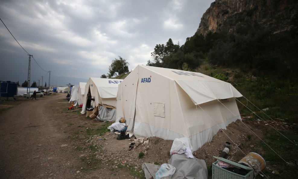 Jake kiše prave probleme ljudima bez doma u turskoj regiji pogođenoj potresom