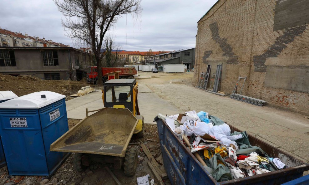 Rušenje samo što nije počelo na Trgu pravde