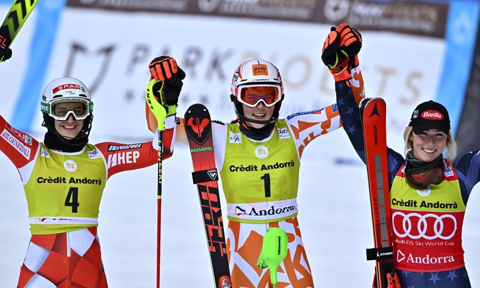 Slijeva Leona Popović,  Petra Vlhova i Mikaela Shiffrin