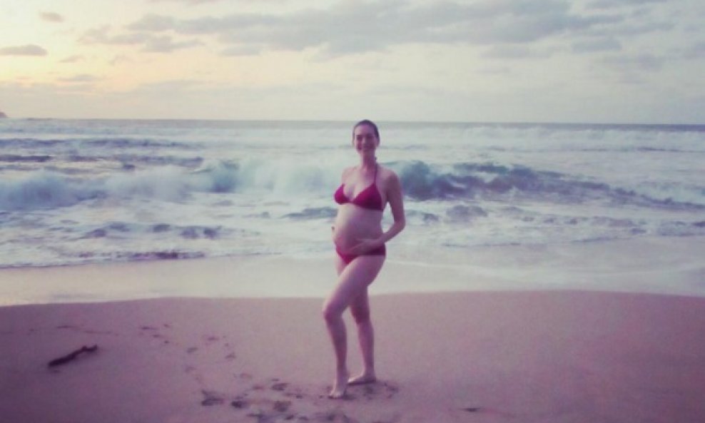 Anne Hathaway pozirala je na plaži