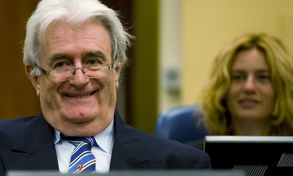 Radovan Karadžić se smije haaškim sucima