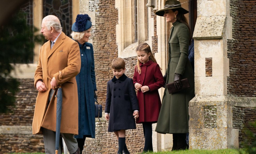 Kralj Charles, kraljica Camilla, princeza od Walesa, princeza Charlotte i princ Louis