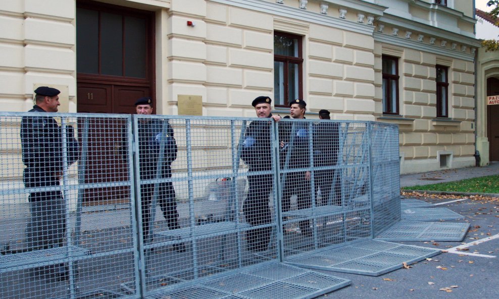 vukovar ćirilica policija čuva ploče