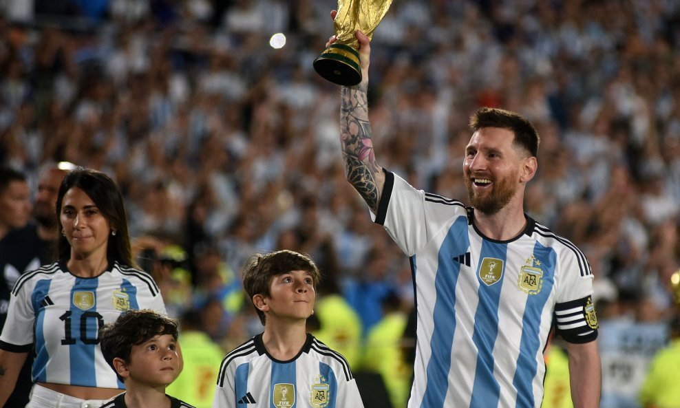 Leo Messi s obitelji i pokalom svjetskog prvaka