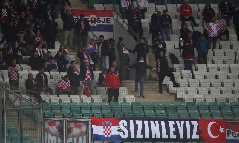 Transparent hrvatskih navijača uz natpis Uz vas smo