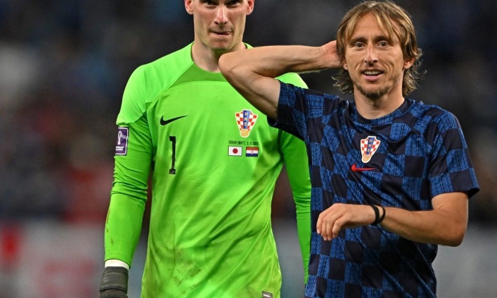 Dominik Livaković i Luka Modrić