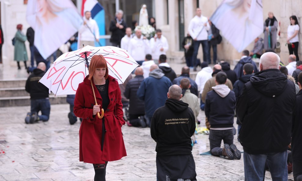 'Tiha misa' na Peristilu