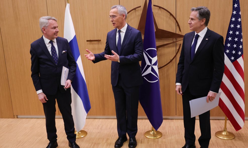 Finski ministar vanjskih poslova Pekka Haavisto, američki državni tajnik Antony Blinken i šef NATO saveza Jens Stoltenberg (C)