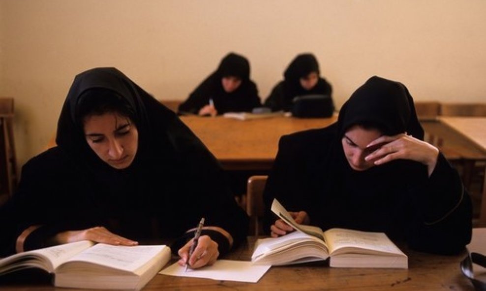 Srednja škola u Iranu, ilustracija