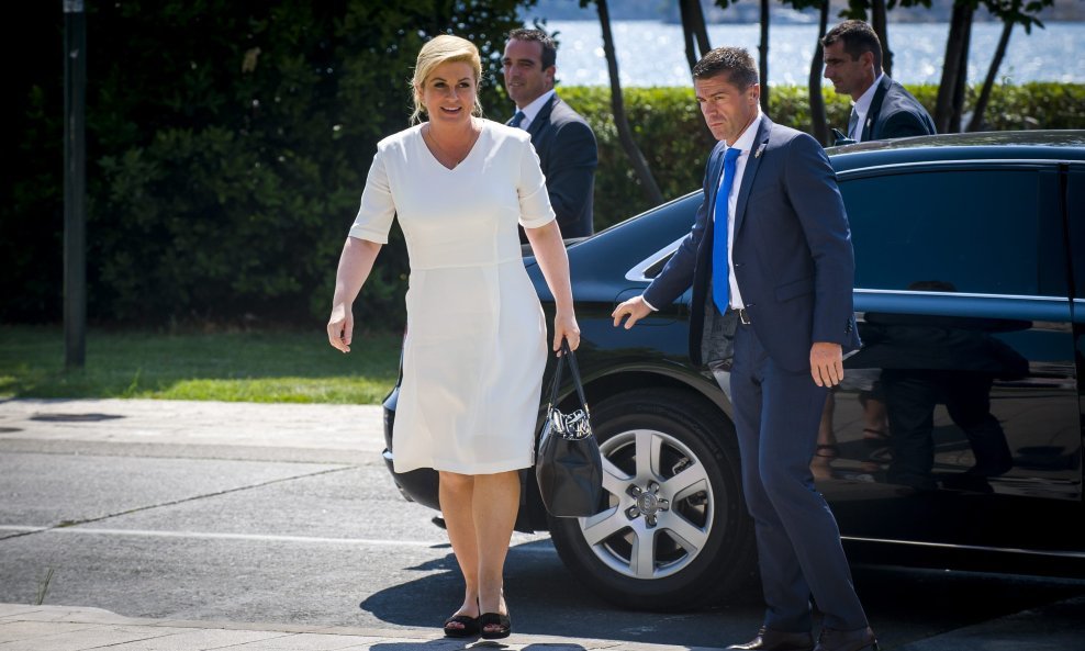 Kolinda Grabar Kitarović s pripadnicima zaštitne službe 2015.