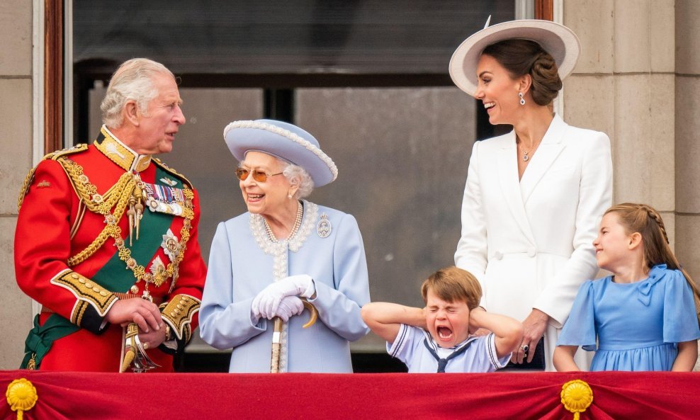 Kralj Charles III, pokojna kraljica Elizabeta II, princ Louis, Kate Middleton i princeza Charlotte