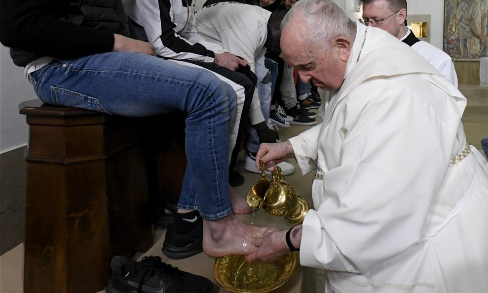 Papa Franjo oprao noge 12 mladih zatvorenika