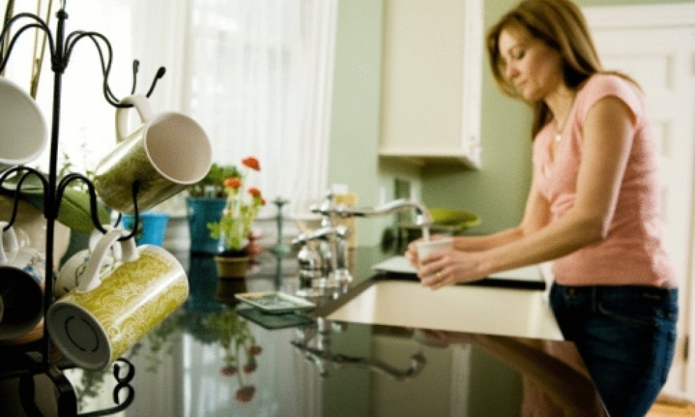 žena kuhinja čišćenje kuhanje