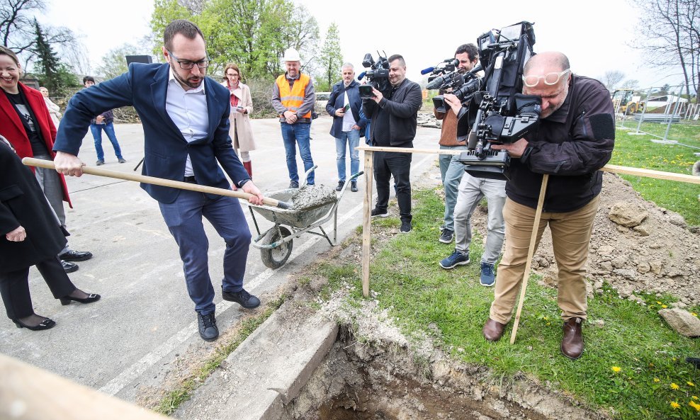 Tomislav Tomašević polaže kamen temeljac za vrtić