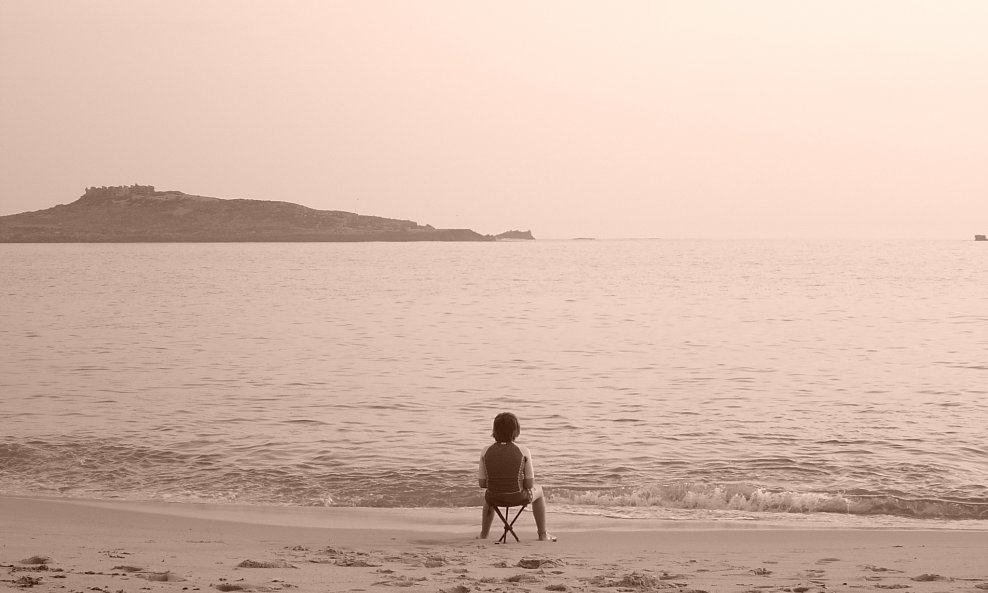 dijete sjedi na plaži