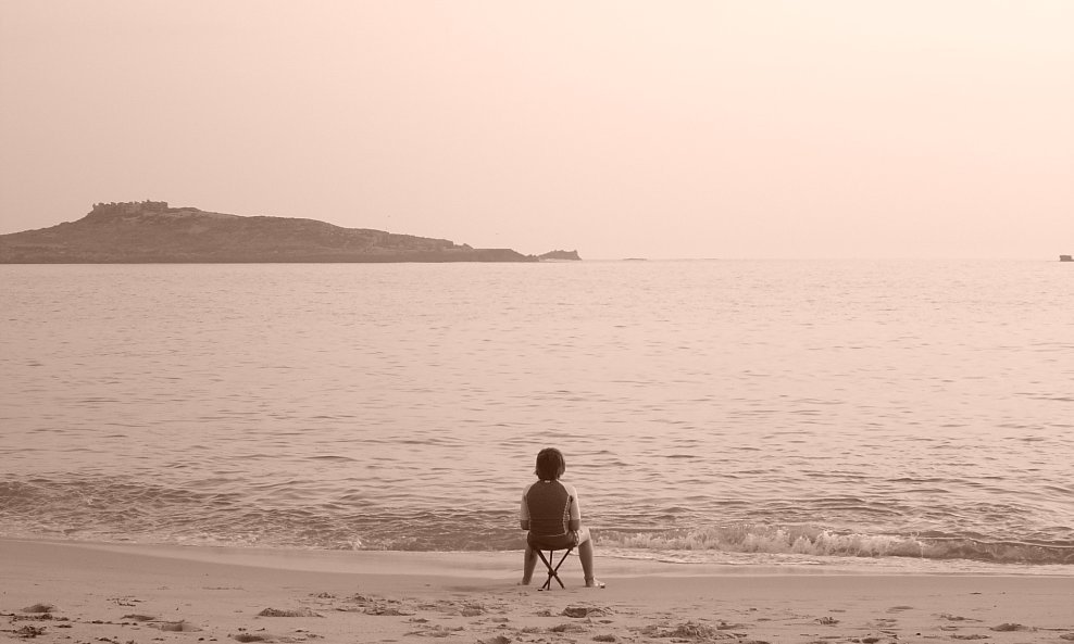 dijete sjedi na plaži